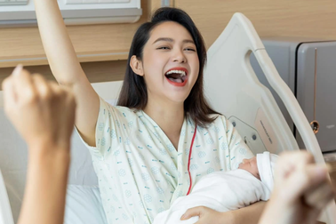 Minh Hằng đón con trai đầu lòng, nhan sắc sau sinh gây chú ý