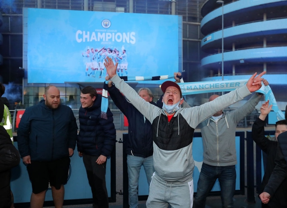 Cổ động viên đổ về Etihad ăn mừng Man City vô địch Premier League - 7 Cổ động viên đổ về Etihad ăn mừng Man City vô địch Premier League - 7