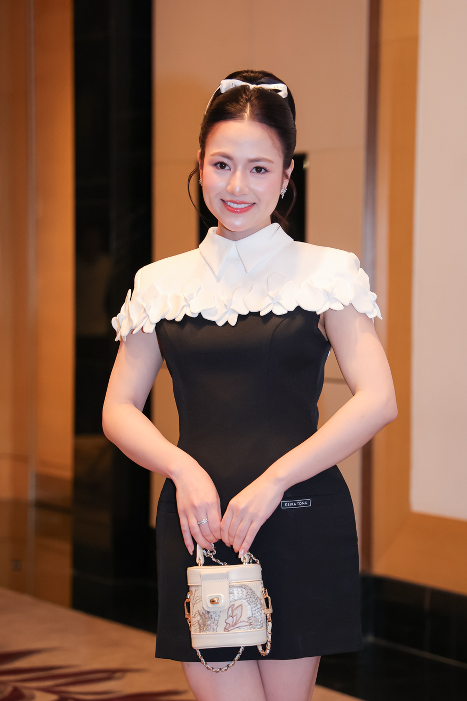 Việt Hoa U30: Nhan sắc xinh đẹp, phong cách thời trang thanh lịch - 4 Việt Hoa U30: Nhan sắc xinh đẹp, phong cách thời trang thanh lịch - 4