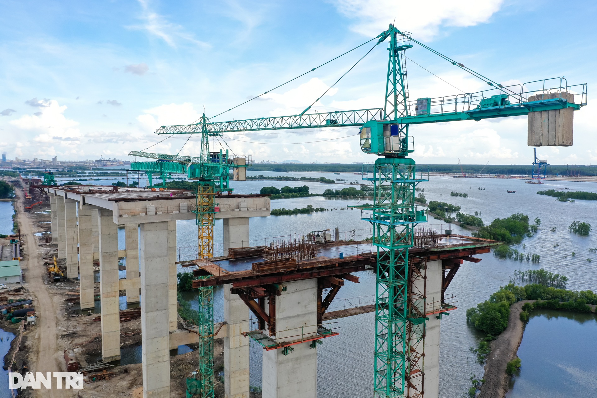 Hối hả thi công trên cây cầu có nhịp chính dài nhất Đông Nam Á - 9 Hối hả thi công trên cây cầu có nhịp chính dài nhất Đông Nam Á - 9