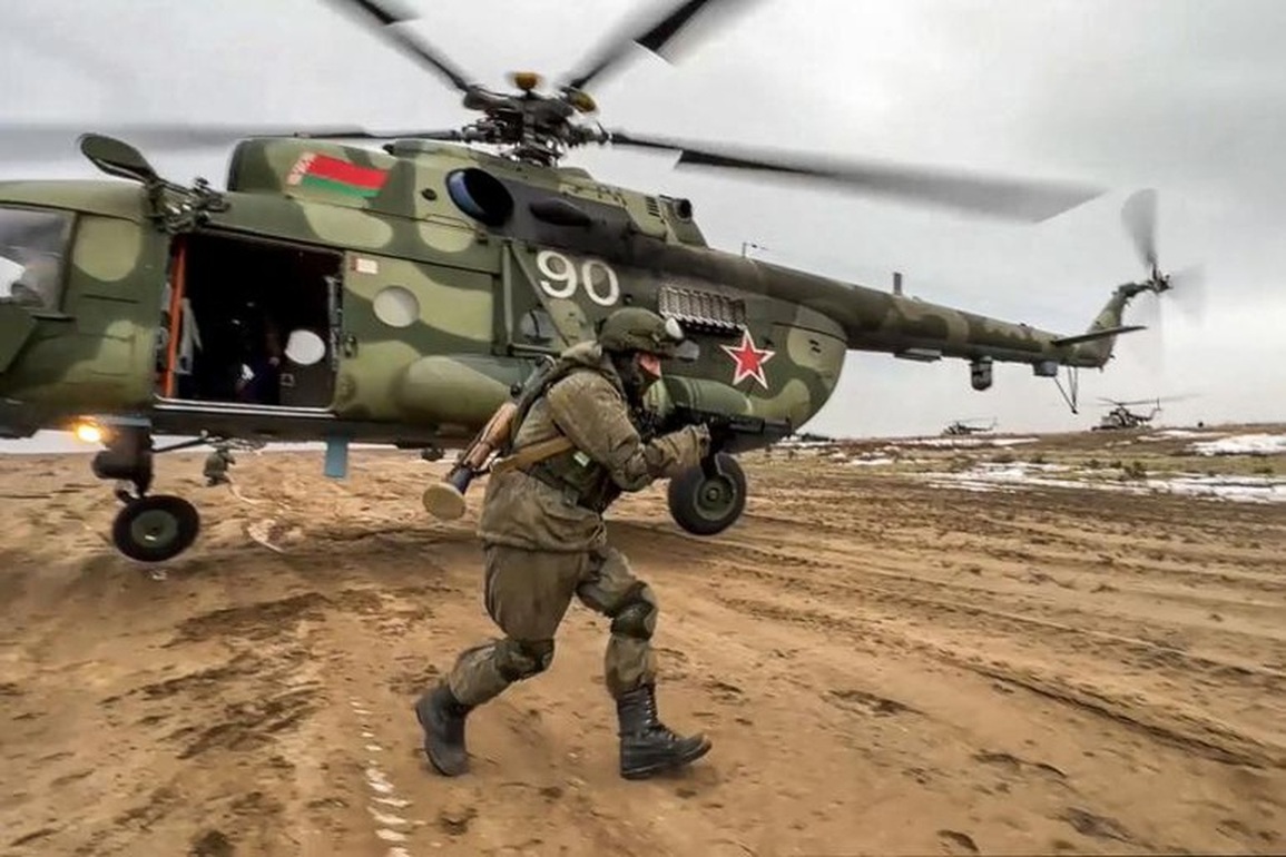 Belarus đưa quân tới gần biên giới, Ukraine dọa tấn công phủ đầu - 1