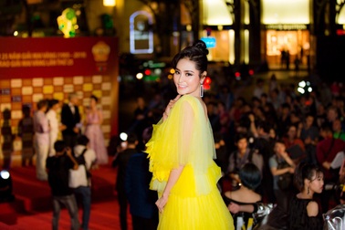 Hoa hậu Di Khả Hân hóa mai vàng trên thảm đỏ