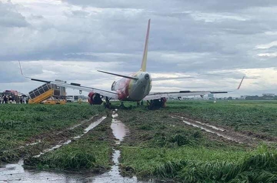 Máy bay hạ cánh trượt khỏi đường băng Tân Sơn Nhất - 1 Máy bay hạ cánh trượt khỏi đường băng Tân Sơn Nhất - 1