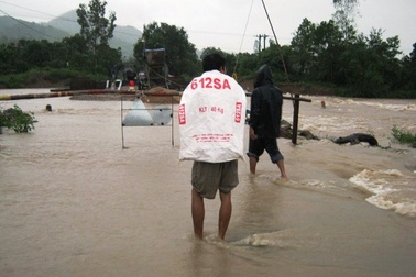 Cứu vợ, một trưởng thôn bị nước lũ cuốn trôi