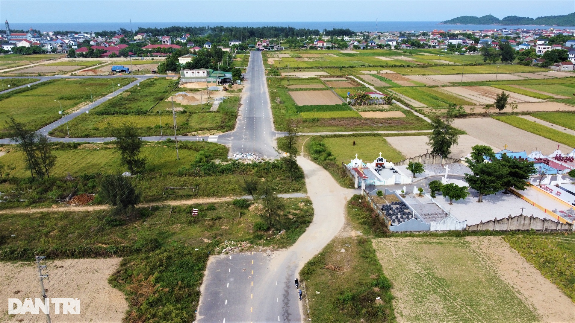 Đường trăm tỷ đứt đoạn do vướng 145 ngôi mộ, tai nạn liên tiếp xảy ra - 1 Đường trăm tỷ đứt đoạn do vướng 145 ngôi mộ, tai nạn liên tiếp xảy ra - 1