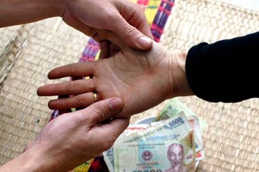 Nhóm người nước ngoài lừa xem bói để lừa đảo 