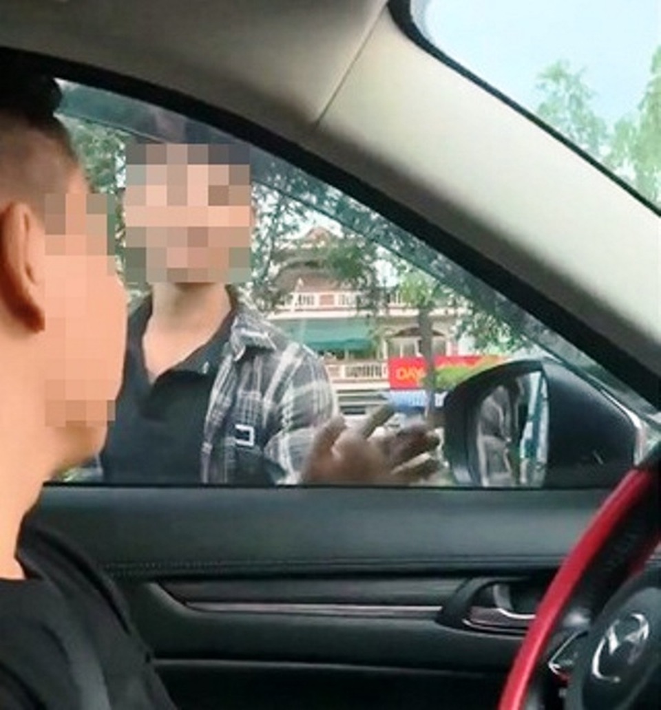 Bắt 2 thanh niên chặn ô tô chỉ để xin… 200 ngàn đồng - 1