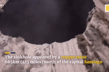 Hố tử thần to bằng sân tennis bất ngờ xuất hiện giữa sa mạc