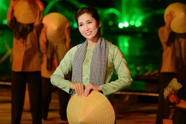 "Hoa hậu cải lương" Như Huỳnh xúc động hát tại Lễ hội sông nước TPHCM