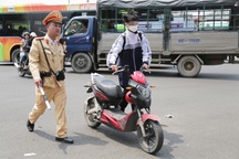 Nhiều học sinh vi phạm luật giao thông bị CSGT Hà Nội xử lý