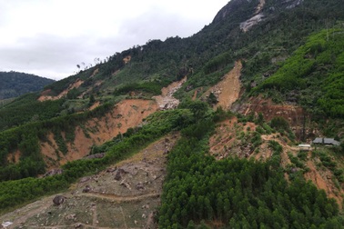 Núi có nguy cơ sạt lở, xã kiến nghị di dời hơn 1.200 người