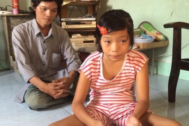 Cuộc sống như “hình nộm” của bé gái mắc bệnh lạ khiến chân tay co rút