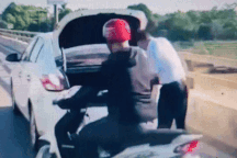 Tài xế thản nhiên dừng xe trên cầu, mở cốp vứt đồ xuống sông