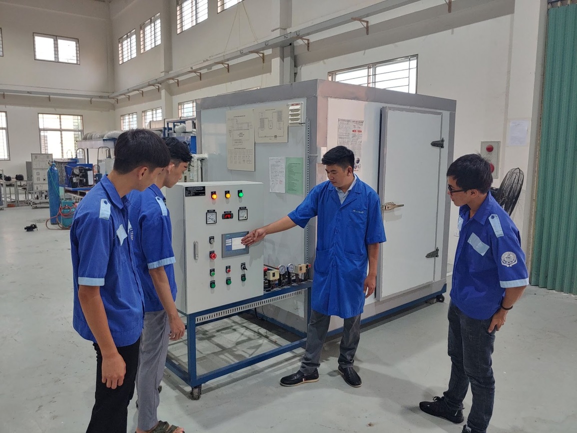 Tâm huyết của thầy giáo khiến phụ huynh thay đổi suy nghĩ về nghề điện lạnh - 1 Tâm huyết của thầy giáo khiến phụ huynh thay đổi suy nghĩ về nghề điện lạnh - 1