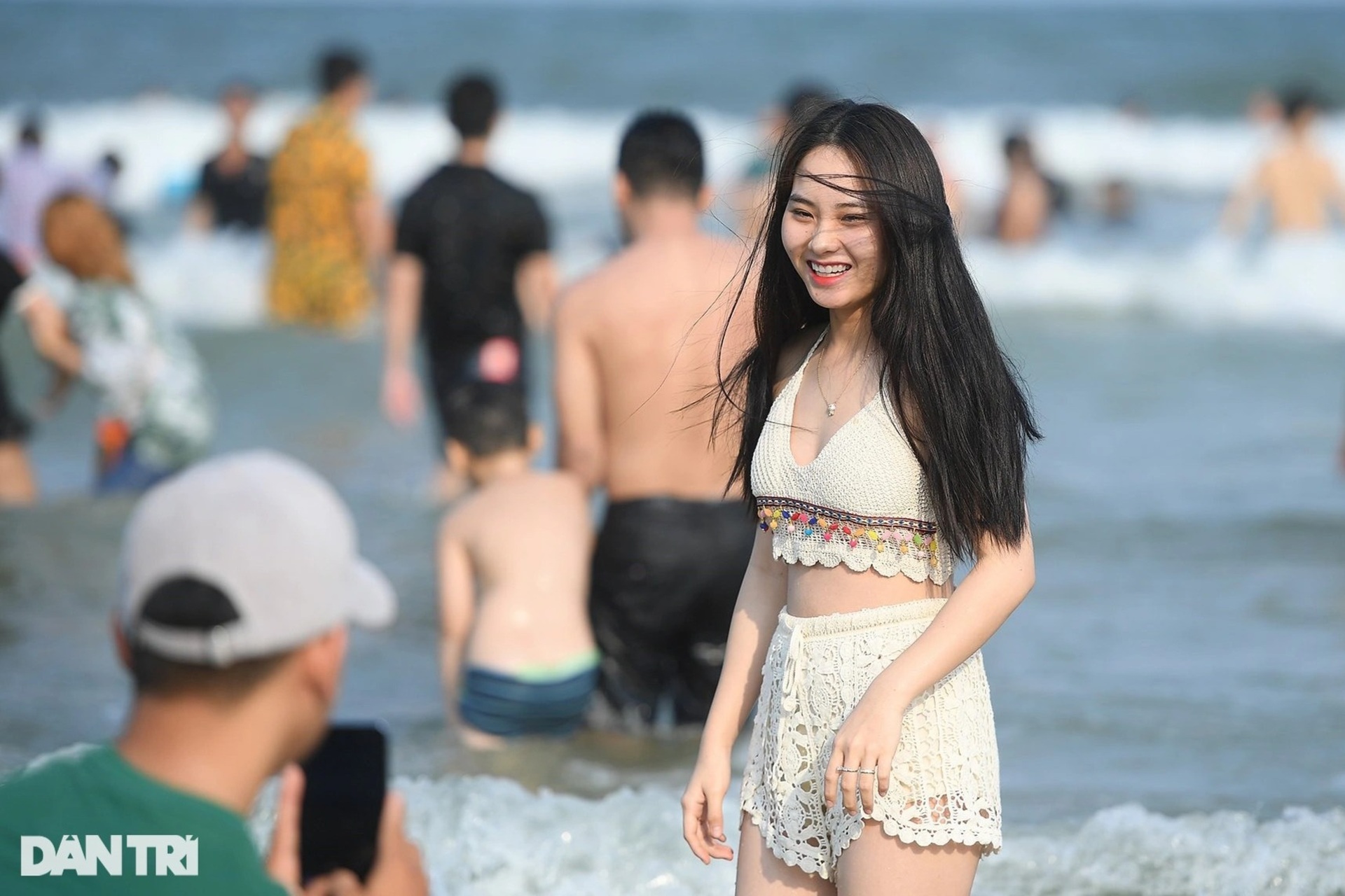 Hàng chục nghìn người đổ về biển Vũng Tàu vui chơi, tắm mát - 5 Hàng chục nghìn người đổ về biển Vũng Tàu vui chơi, tắm mát - 5