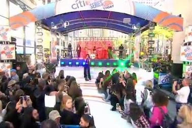 Selena Gomez trình diễn lôi cuốn