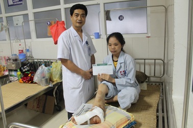 Cô gái mắc bệnh chân voi đã trải qua đợt phẫu thuật đầu tiên