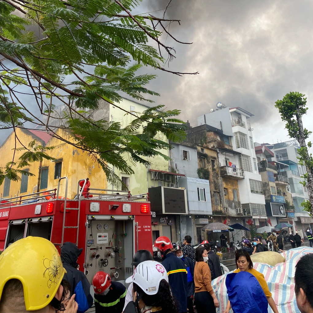 Hàng trăm người tham gia dập tắt vụ cháy tại chợ Tam Bạc - 2 Hàng trăm người tham gia dập tắt vụ cháy tại chợ Tam Bạc - 2