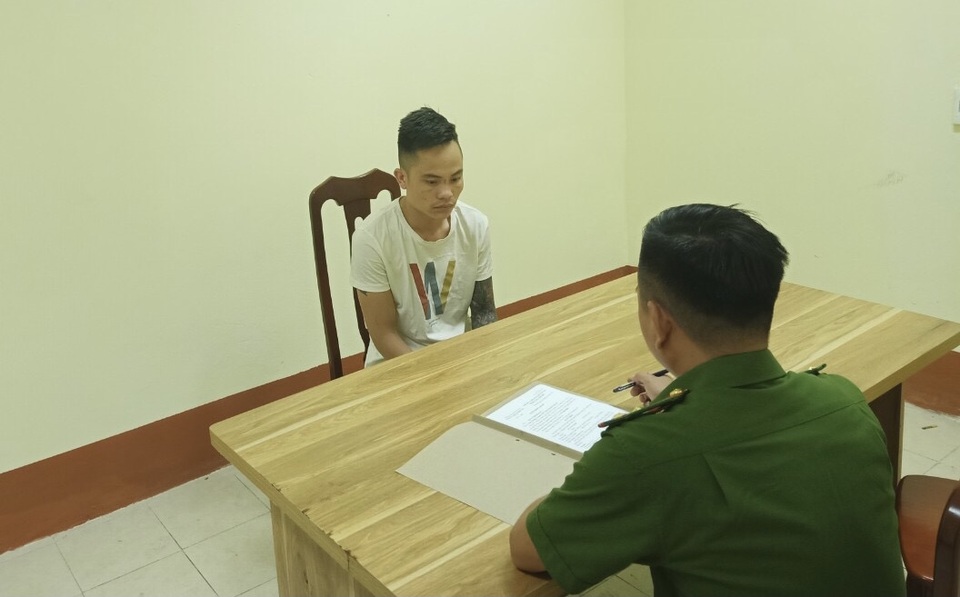 Tạm giữ hình sự đối tượng đập phá, hành hung chủ xe vì xin vượt không được - 1 Tạm giữ hình sự đối tượng đập phá, hành hung chủ xe vì xin vượt không được - 1