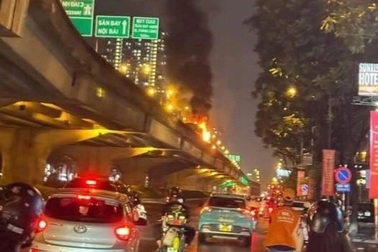 Ô tô đầu kéo bốc cháy ngùn ngụt trên đường Vành đai 3