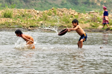 Ngắm trẻ vùng cao vẫy vùng trong dòng suối mát