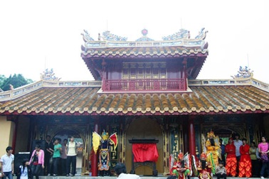 Trùng tu lăng Minh Mạng bằng vật liệu xưa 