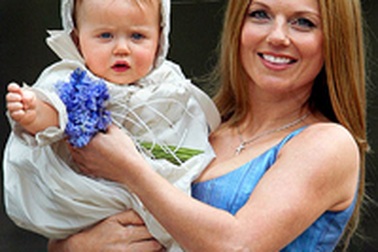 Geri Halliwell làm lễ rửa tội cho con