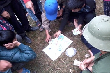 Cờ bạc "lộng hành" ở lễ hội vua Mai