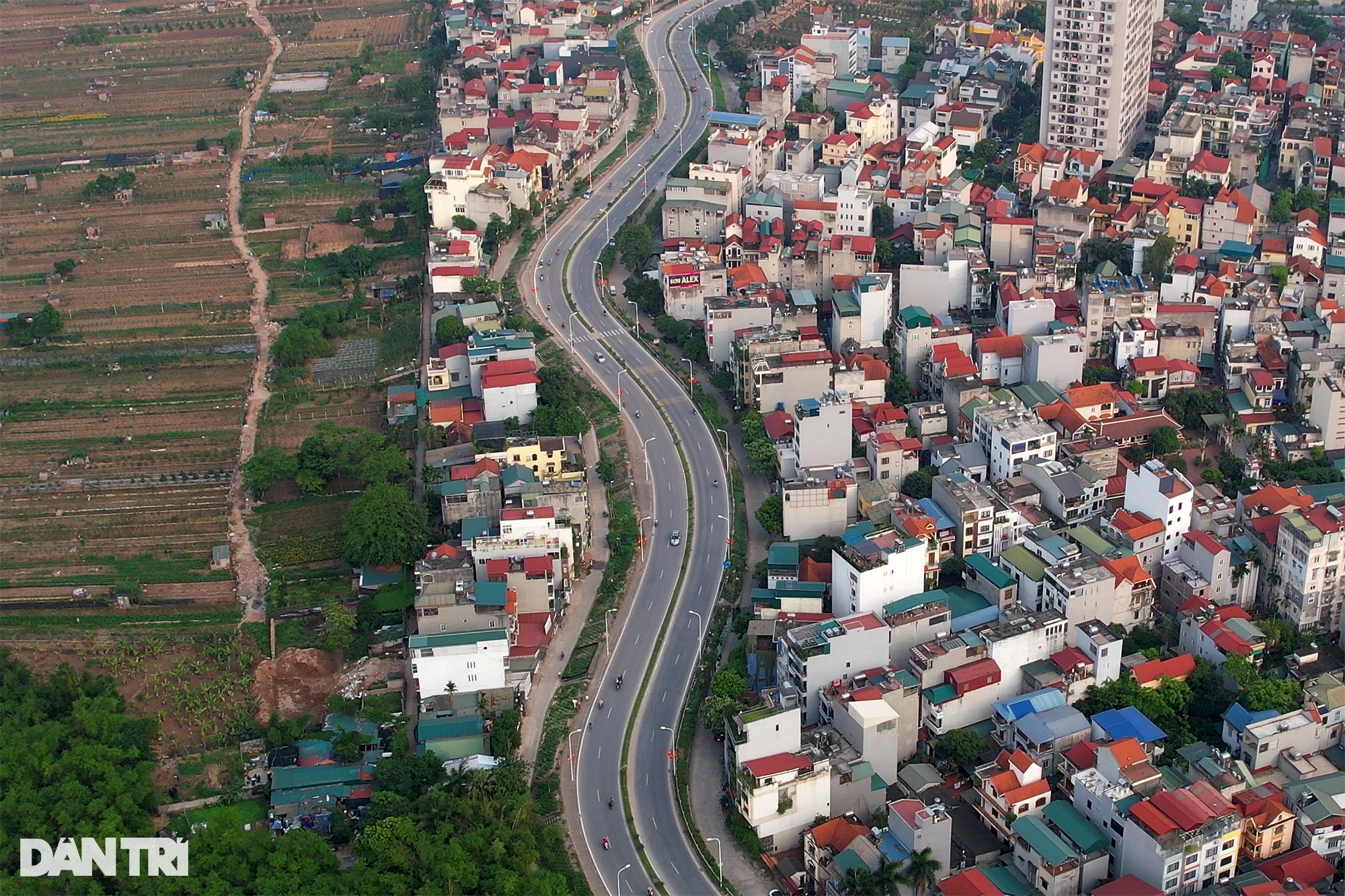 Vẻ đẹp bất ngờ từ những đường cong mềm mại trong giao thông ở Hà Nội - 4 Vẻ đẹp bất ngờ từ những đường cong mềm mại trong giao thông ở Hà Nội - 4