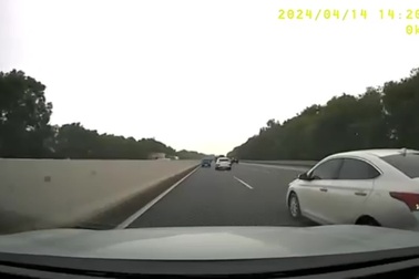 Ô tô chuyển làn trên cao tốc như chỗ không người, suýt gây ra va chạm