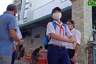 Học sinh háo hức đến sớm học buổi đầu tiên sau kỳ nghỉ dài vì dịch Covid-19