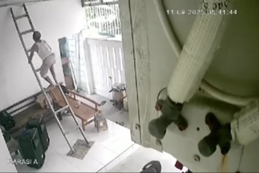 Người đàn ông xử lý bình tĩnh, tránh cú ngã đau trong tình huống bất ngờ