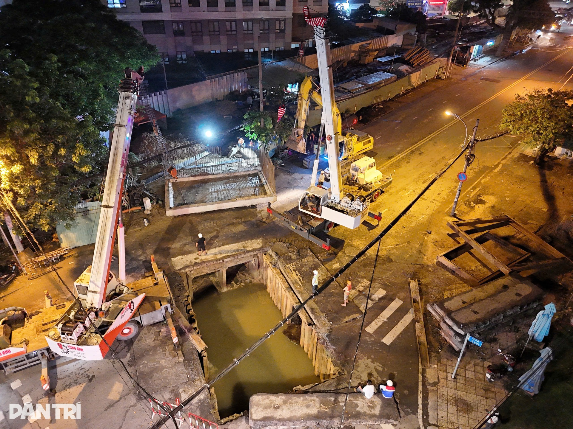 Xuyên đêm hạ đặt khối bê tông 40 tấn tại công trường Metro số 2 TPHCM - 6 Xuyên đêm hạ đặt khối bê tông 40 tấn tại công trường Metro số 2 TPHCM - 6