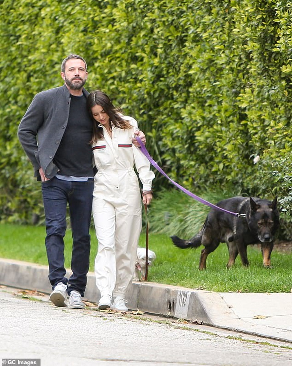 Ben Affleck hạnh phúc bên bạn gái trẻ đẹp - 5 Ben Affleck hạnh phúc bên bạn gái trẻ đẹp - 5