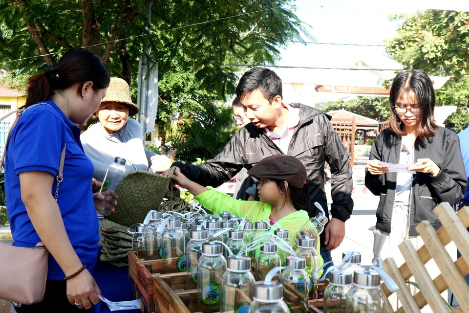 Người dân Hội An đổi rác thải lấy quà tặng Người dân Hội An đổi rác thải lấy quà tặng