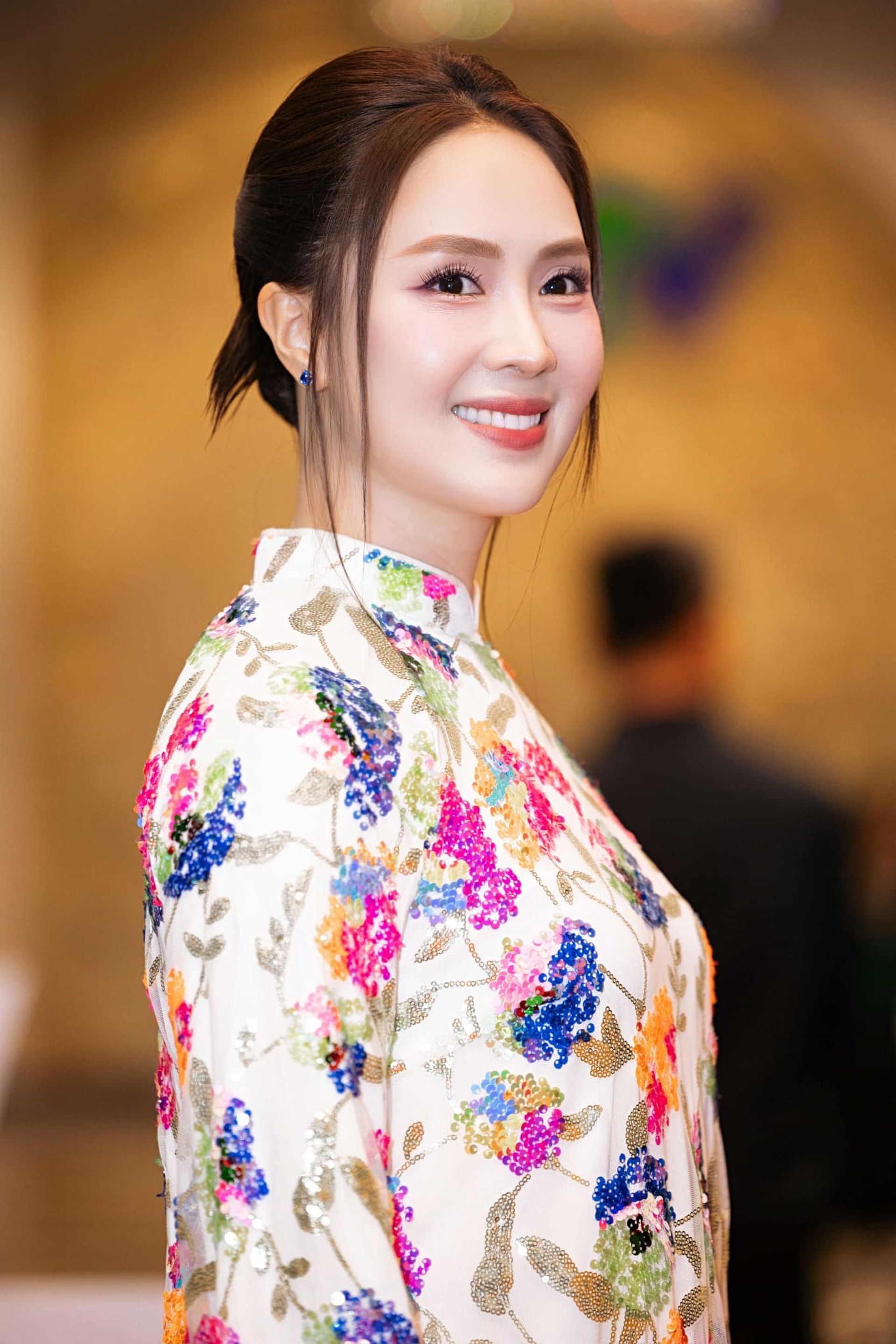 Hồng Diễm tuổi 42: Hôn nhân kín tiếng, tiết lộ ông xã không lãng mạn - 6 Hồng Diễm tuổi 42: Hôn nhân kín tiếng, tiết lộ ông xã không lãng mạn - 6