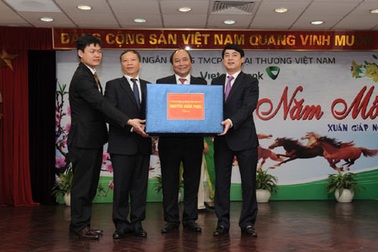 Phó Thủ tướng Nguyễn Xuân Phúc chúc Tết Vietcombank