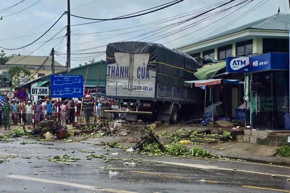 Xe tải lao vào chợ chuối, 3 người chết, 7 người bị thương - 1