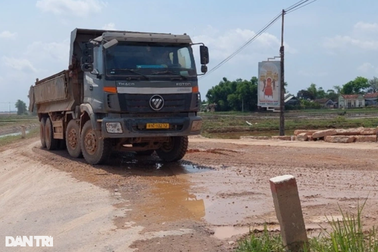 Xe chở đất cho cao tốc Bắc - Nam phải được rửa sạch trước khi ra đường