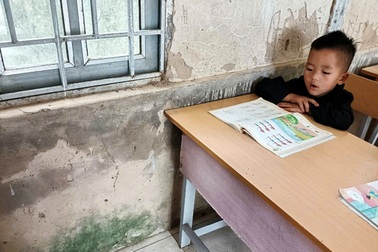 Điểm trường Huổi Quang 1, bếp ăn tạm bợ, chỗ ngủ lạnh lưng