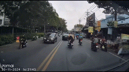 Seorang pemuda menabrak pengendara sepeda motor di jalan di Kota Ho Chi Minh - 1 Nam thanh niên đạp ngã người đi xe máy trên đường ở TPHCM - 1