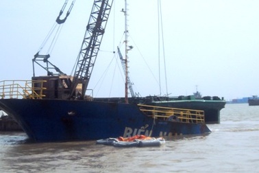 Đang trục vớt tàu trọng tải hơn 3.000 tấn chìm trên sông Nhà Bè