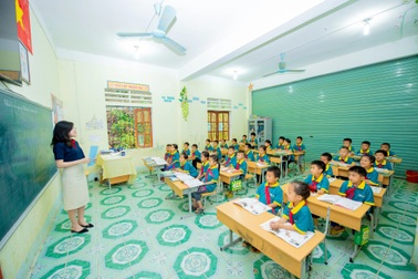 Trường bắt giáo viên chủ nhiệm thu tiền học sinh, thu không đủ hạ thi đua