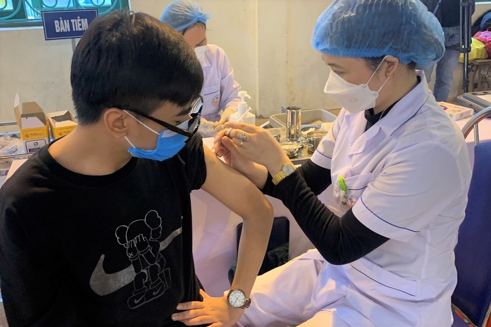 Ninh Bình hoàn thành tiêm vaccine cho hơn 32.000 học sinh cấp THPT - 1 Ninh Bình hoàn thành tiêm vaccine cho hơn 32.000 học sinh cấp THPT - 1