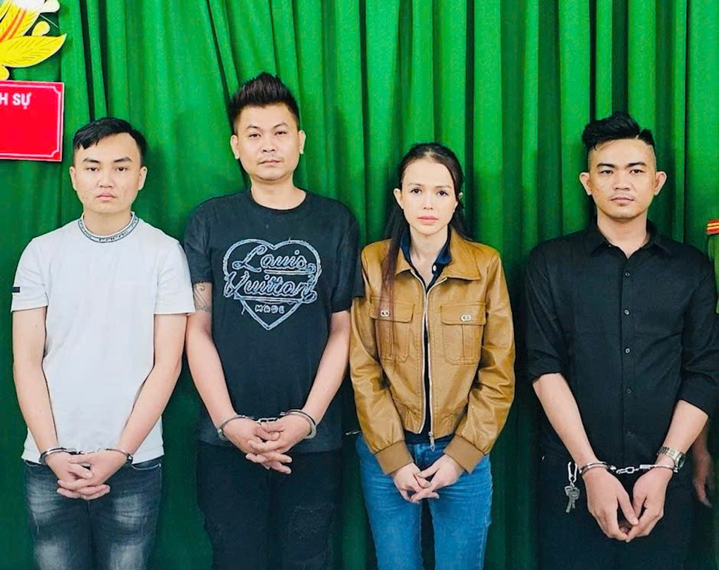 Truy nã quản lý nhà hàng môi giới tiếp viên bán dâm ở TPHCM - 1 Truy nã quản lý nhà hàng môi giới tiếp viên bán dâm ở TPHCM - 1