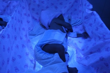 Cứu bé người Philippines bị đẻ non trên máy bay