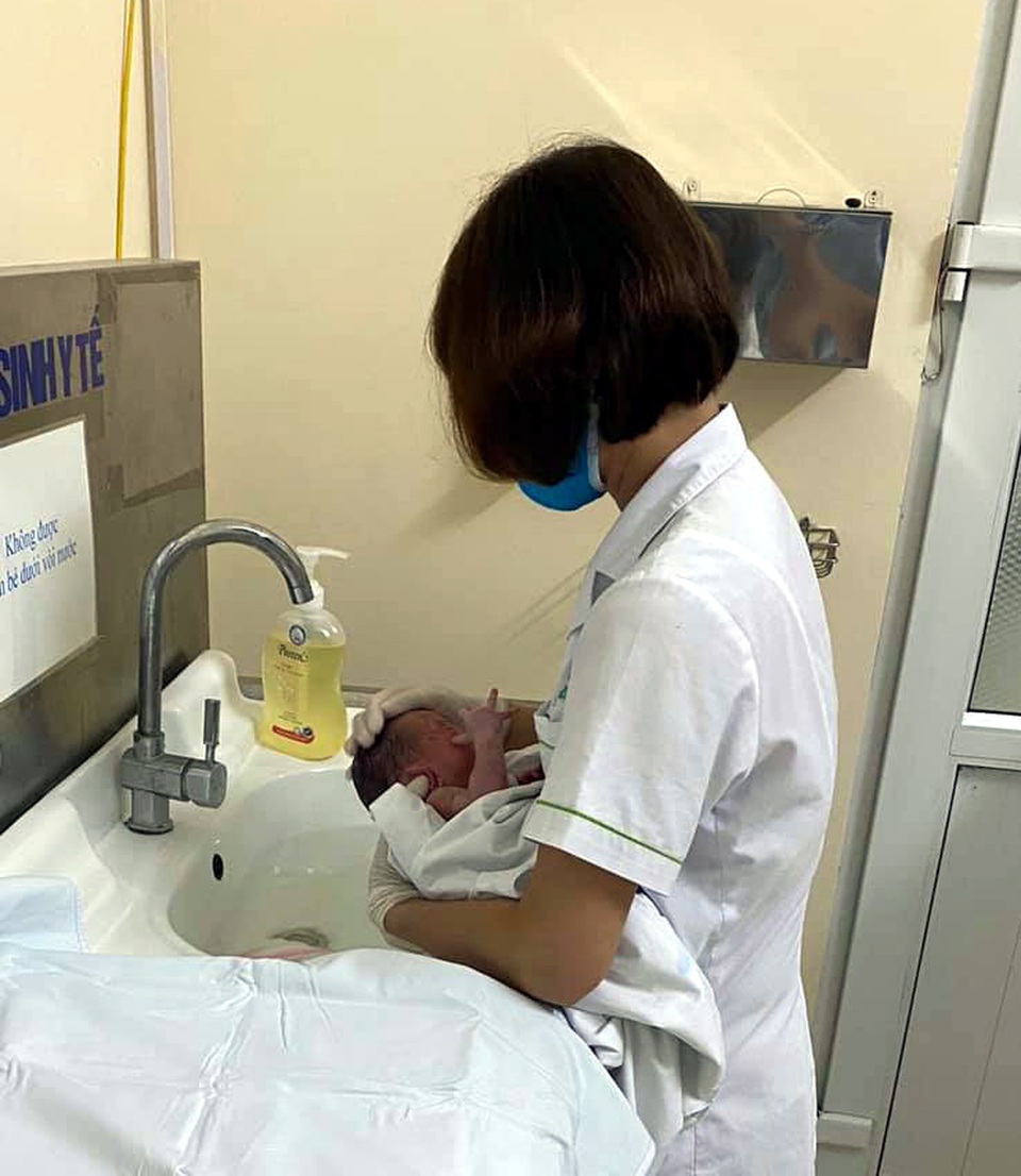 Hà Nội: Bé trai sơ sinh bị bỏ rơi giữa 2 khe tường rất hẹp - 4 Hà Nội: Bé trai sơ sinh bị bỏ rơi giữa 2 khe tường rất hẹp - 4