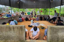 Gần trăm cảnh sát đột kích trường gà ở Bình Dương thu súng và kiếm Nhật