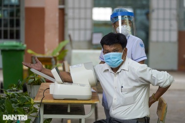 Nhiều người dân TPHCM phải hoãn tiêm vắc xin vì huyết áp cao, bệnh nền