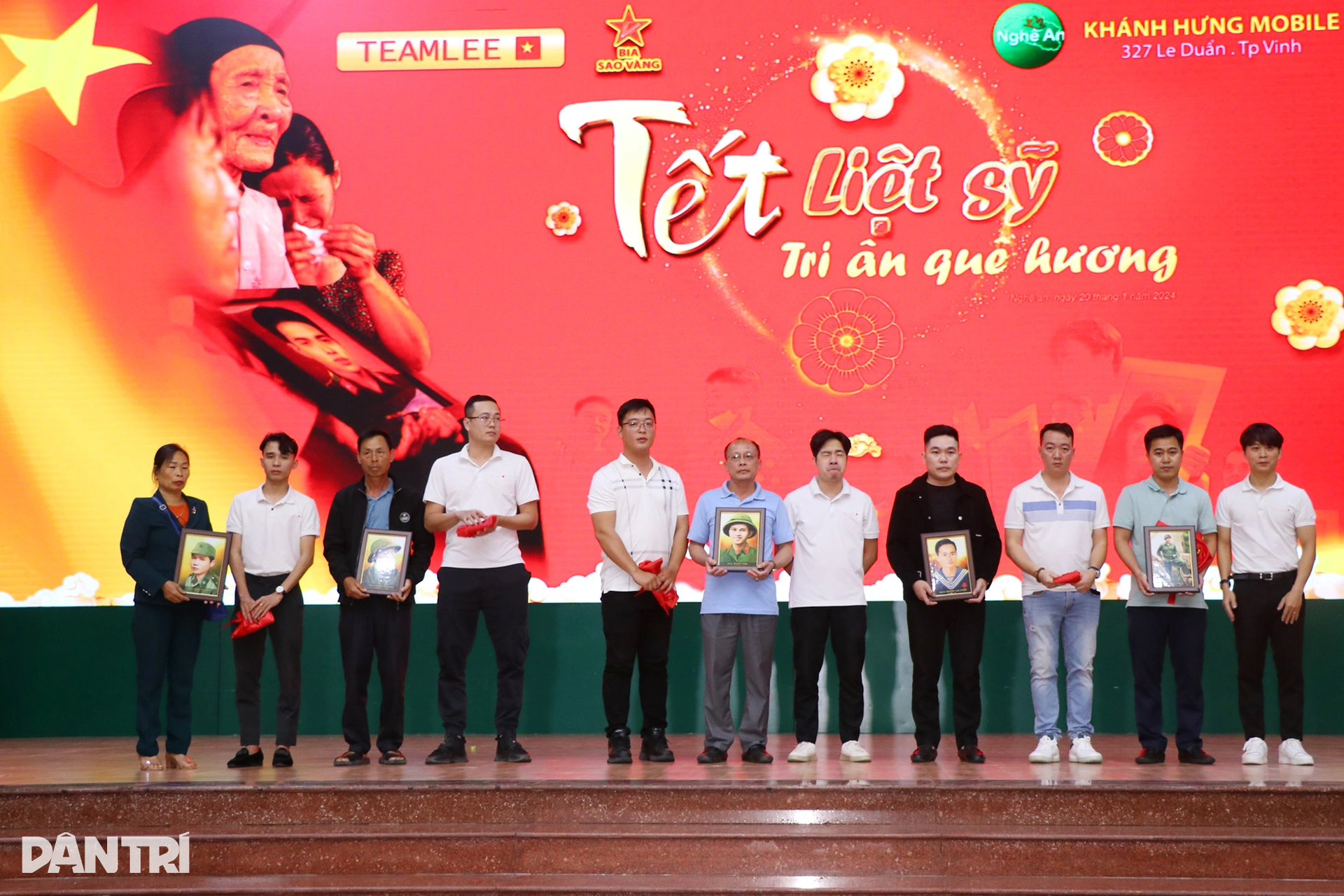 Con gái liệt sỹ òa khóc: 54 năm rồi con mới được gặp bố, bố ơi... - 1 Con gái liệt sỹ òa khóc: 54 năm rồi con mới được gặp bố, bố ơi... - 1